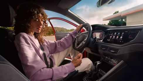 Femme dans une voiture Volkswagen